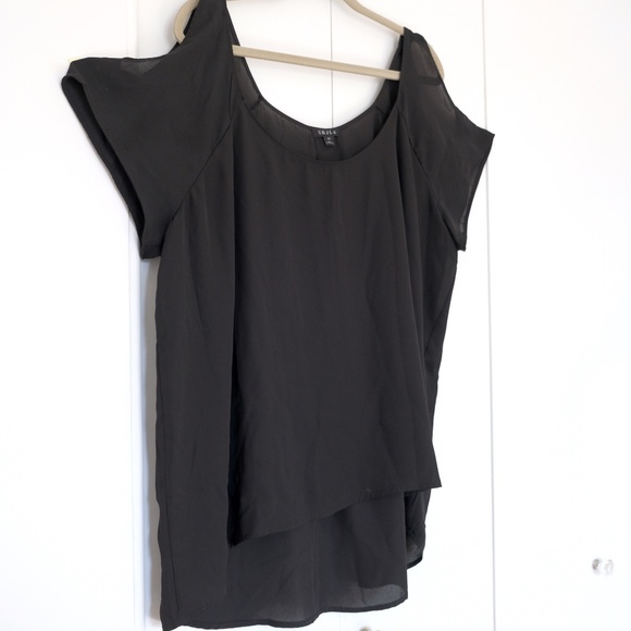 Black Top / Short Sleeves / Cut-Out Shoulders - Picture 2 of 6